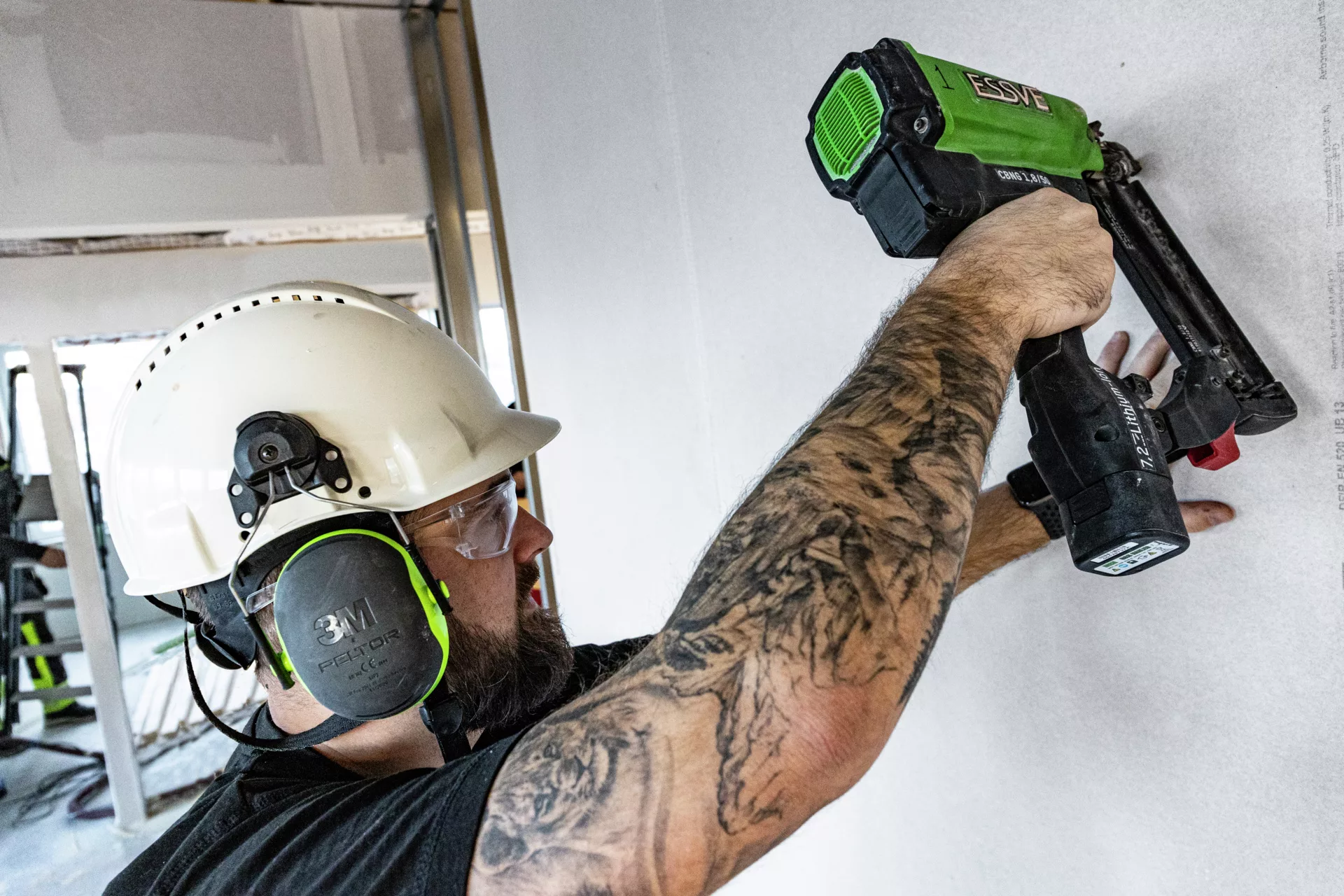 Ansatt bruker dykkertpistol til å spikre gips med Nail It